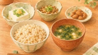 豆腐と納豆、あおさの味噌汁、アーモンド、玄米ごはんが並ぶ食卓の水彩イラスト