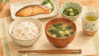 押麦ごはん、わかめの味噌汁、焼き鮭、オクラとめかぶの小鉢の水彩イラスト